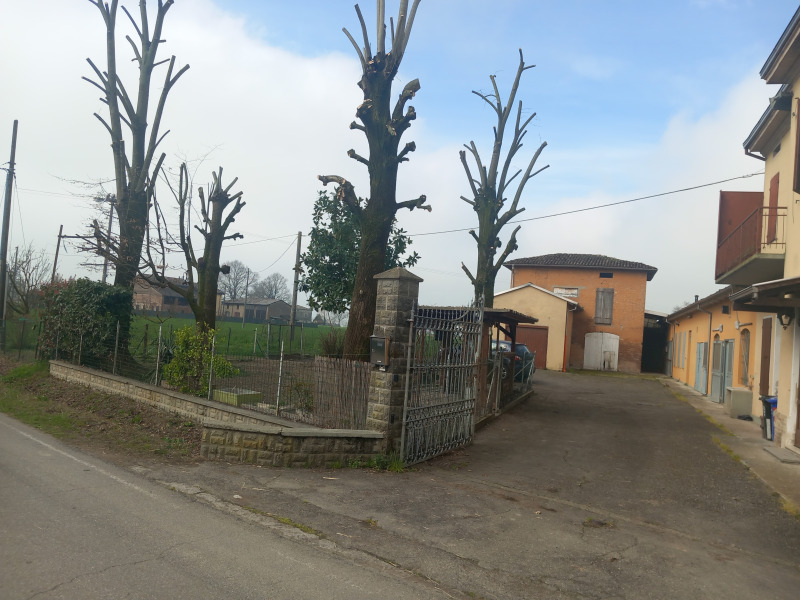 FONTANELLATO - CASA IN CAMPAGNA CON FABBRICATI ACCESSORI - FO 440