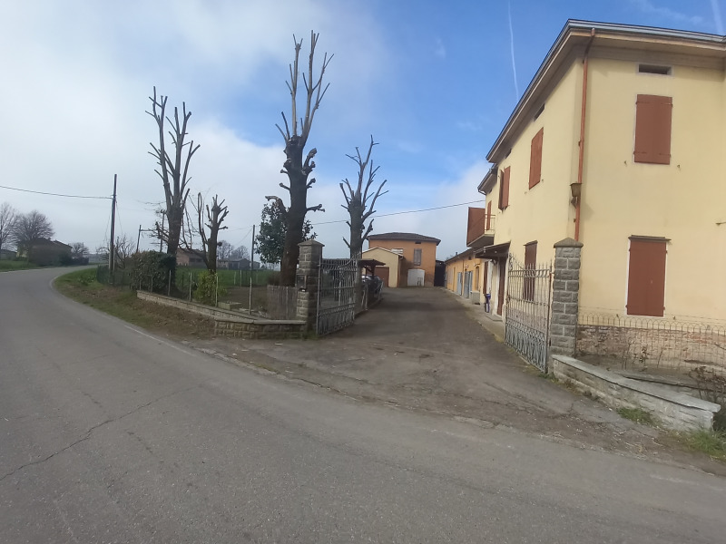 FONTANELLATO - CASA IN CAMPAGNA CON FABBRICATI ACCESSORI - FO 440