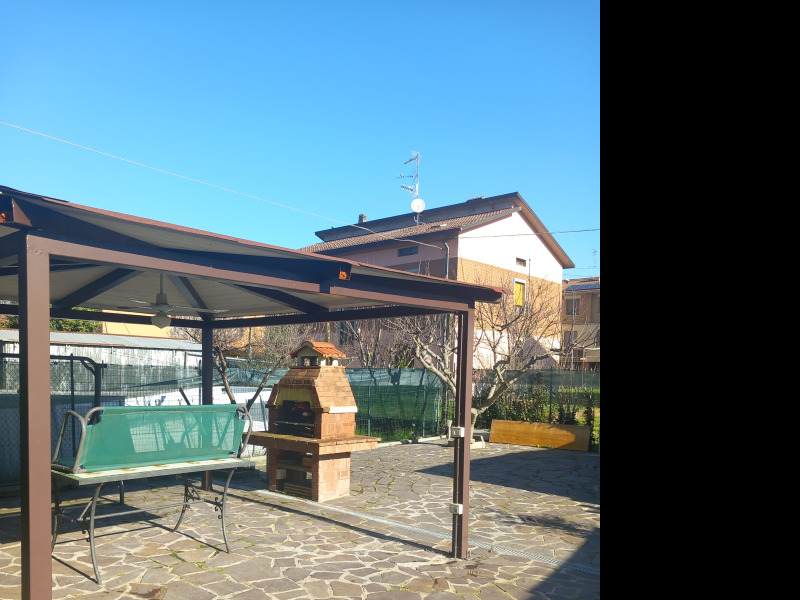 FONTANELLATO - CASA INDIPENDENTE SU 3 LATI CON AMPIO GIARDINO - FO 422