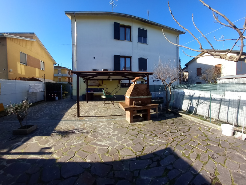 FONTANELLATO - CASA INDIPENDENTE SU 3 LATI CON AMPIO GIARDINO - FO 422